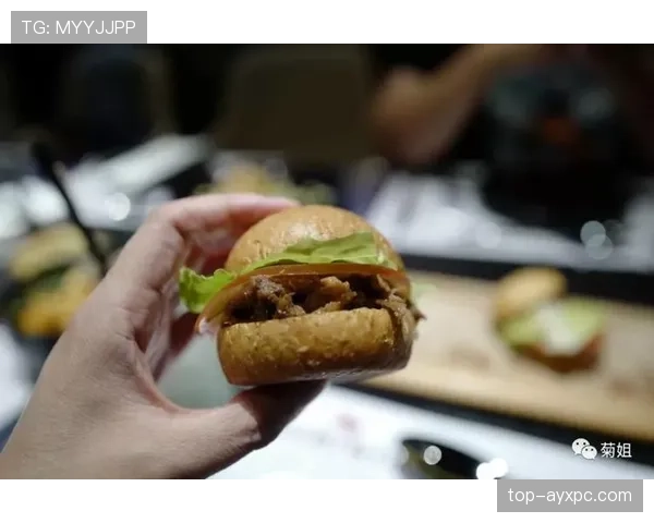 特雷·杨家的狗都吃有机牛排了 特雷·杨家的狗都吃有机牛排了